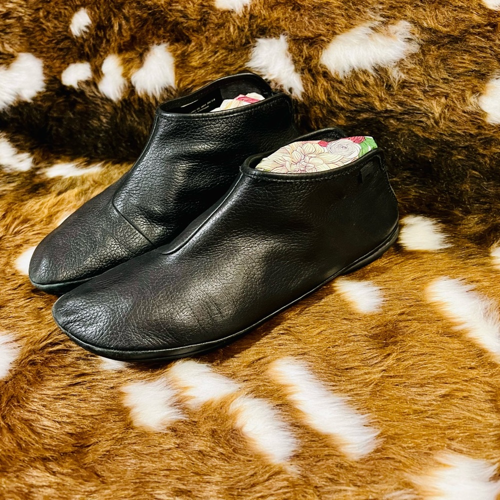 Camper Girl BoHo Minimalist Mod Chic Pull On Black Casual Ankle Bootie Sz 40 10